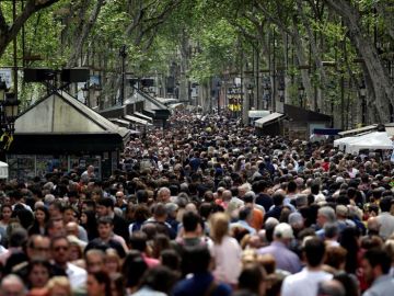 Imagen de archivo de Las Ramblas abarrotadas de gente Imagen de archivo de Las Ramblas abarrotadas de gente