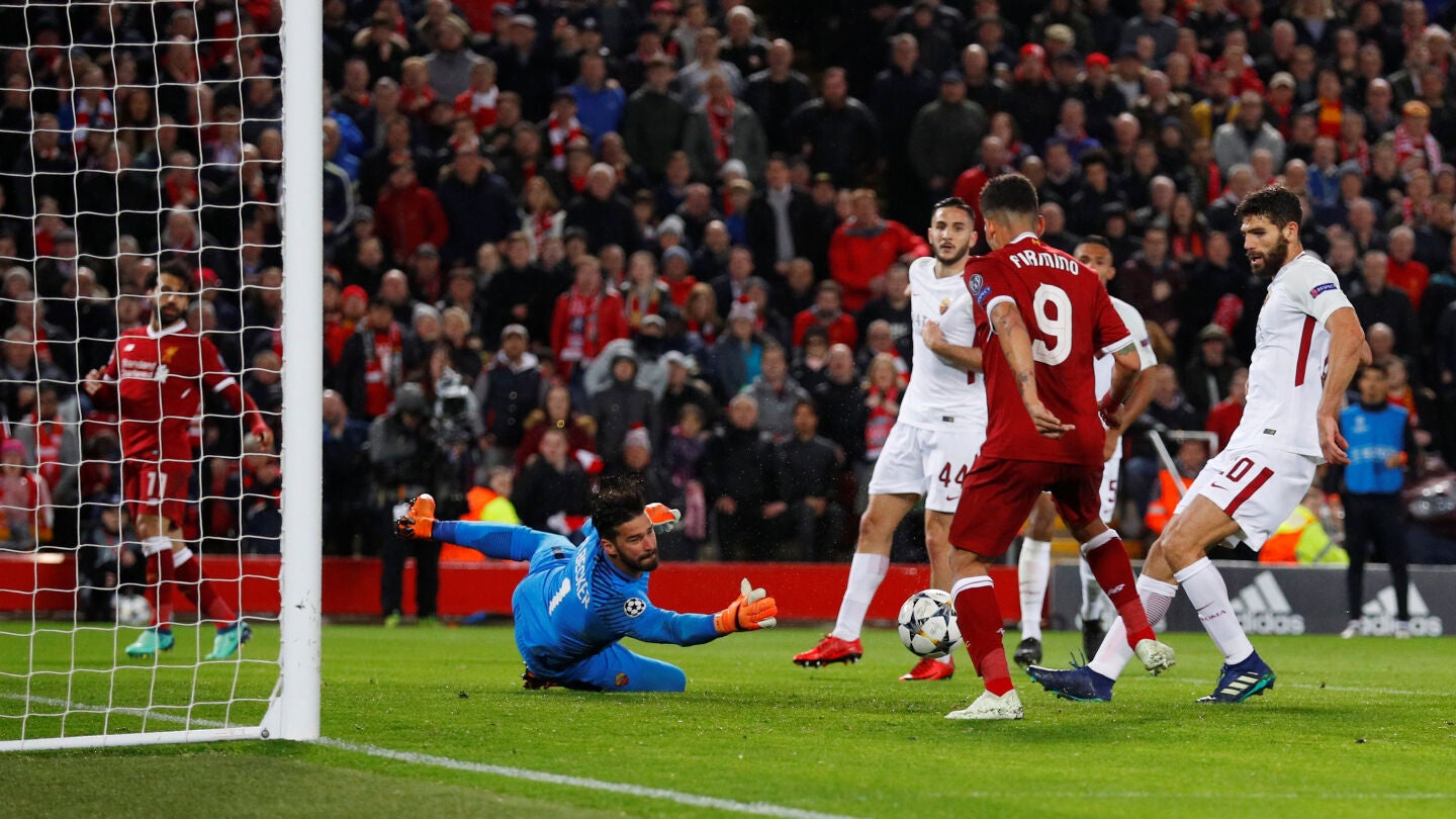 Firmino empuja el bal&oacute;n de Salah para marcar en Anfield