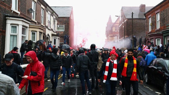 Aficionados del Liverpool reciben al equipo