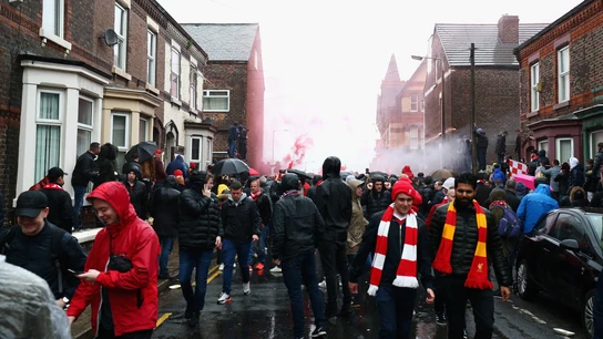 Aficionados del Liverpool reciben al equipo Aficionados del Liverpool reciben al equipo