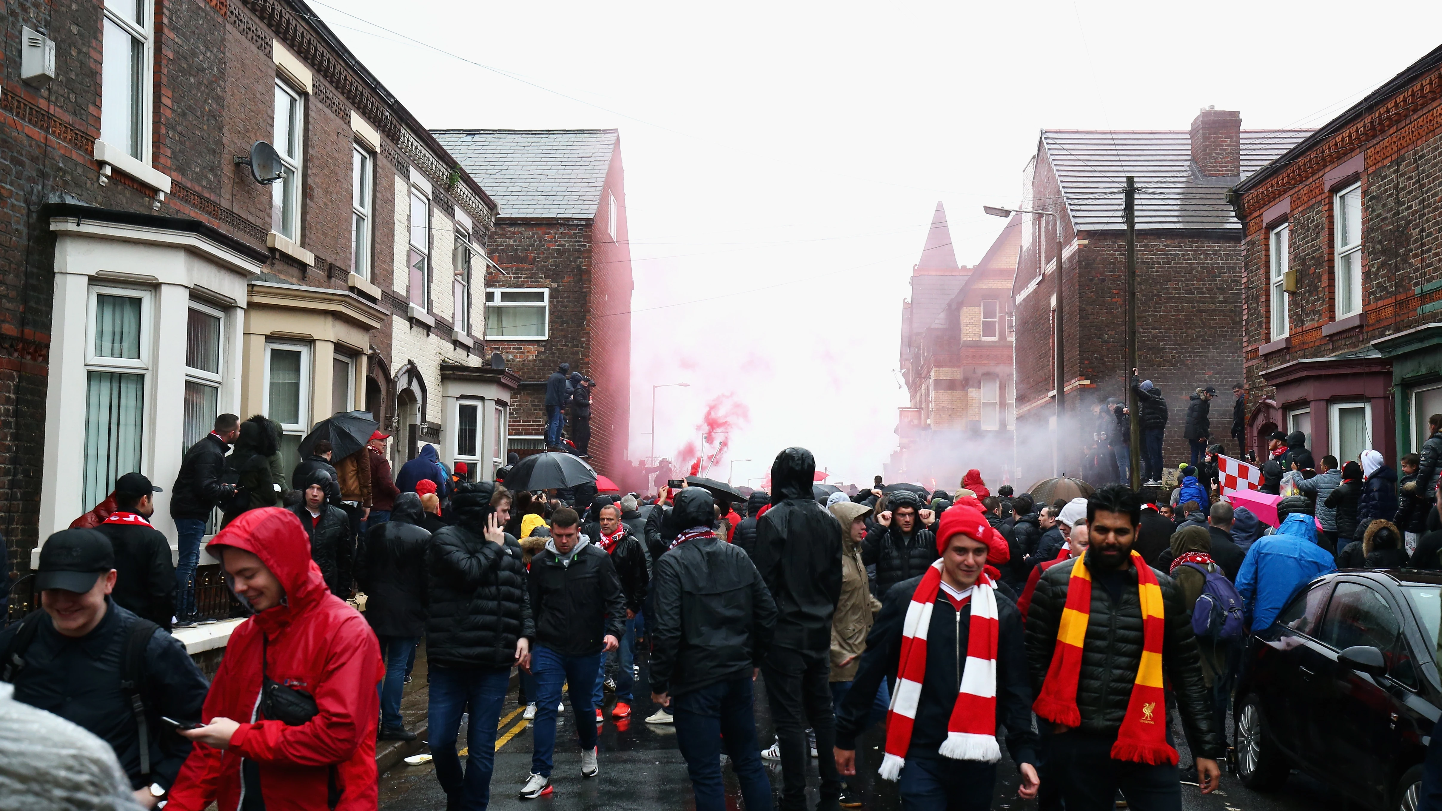 Aficionados del Liverpool reciben al equipo