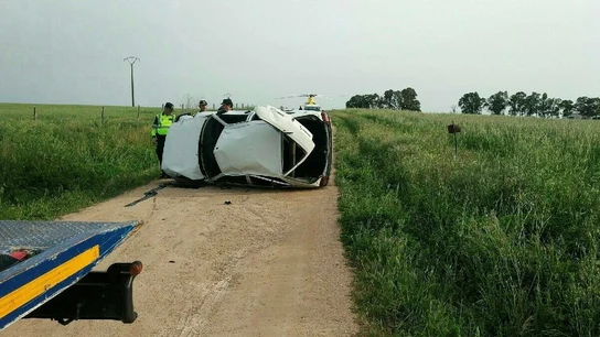 Imagen del coche volcado en Villar del Rey Imagen del coche volcado en Villar del Rey