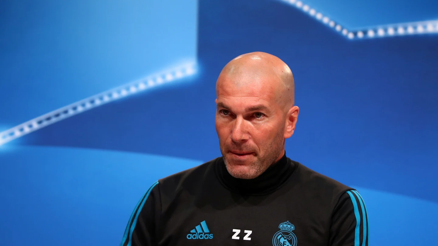 Zidane, entrando en la sala de prensa Zidane, entrando en la sala de prensa