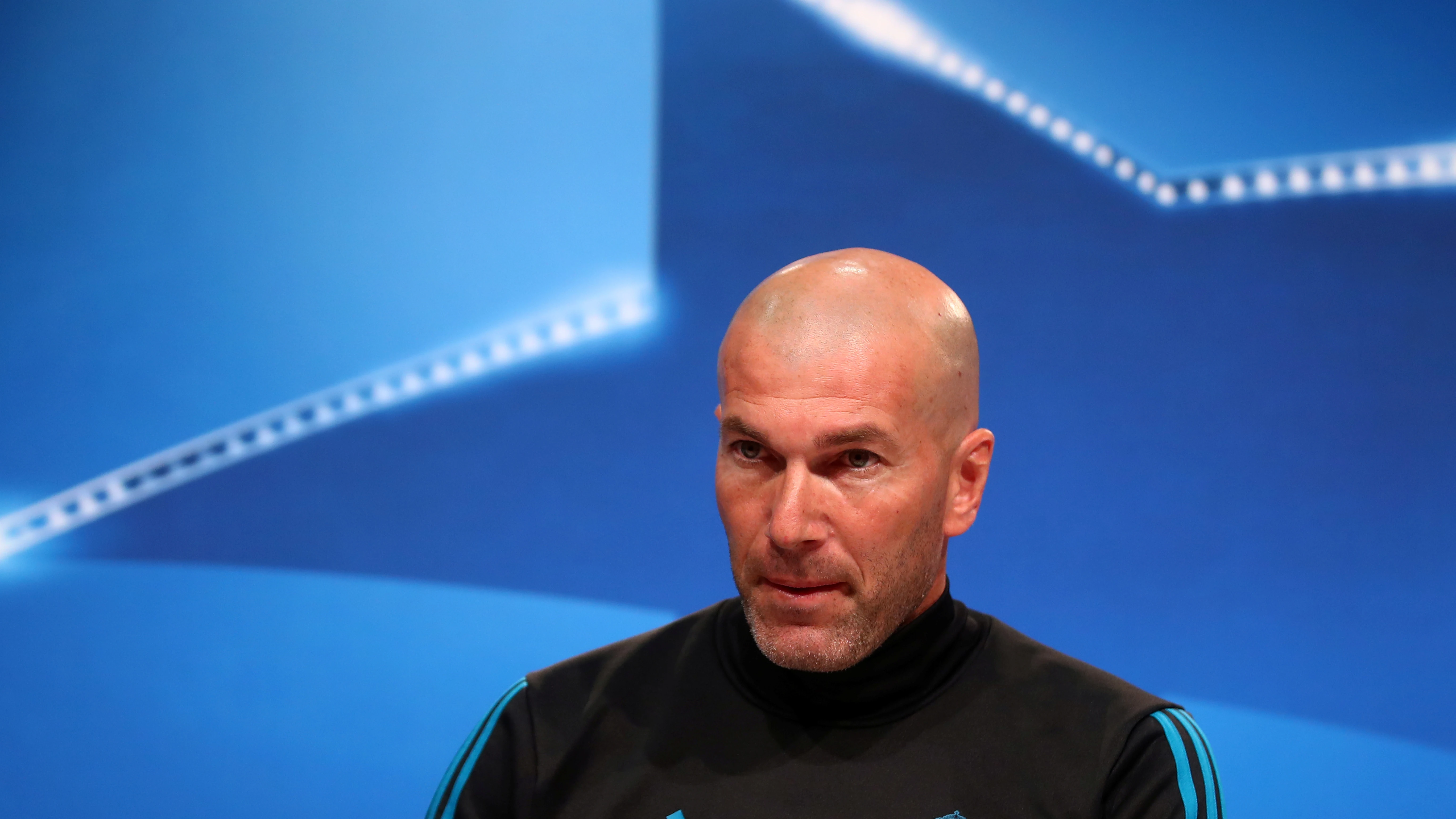 Zidane, entrando en la sala de prensa