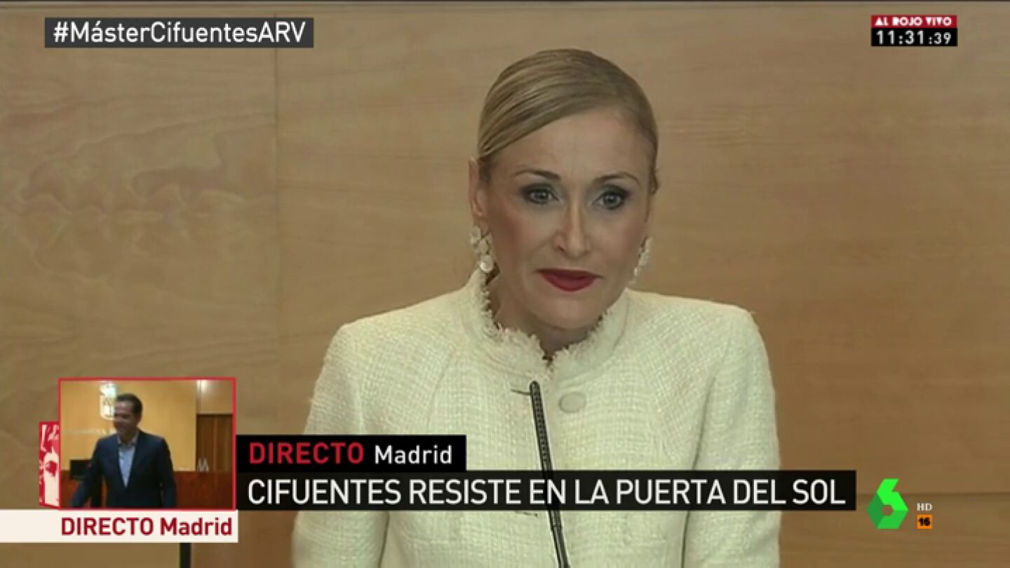 Cristina Cifuentes ante los medios de comunicaci&oacute;n