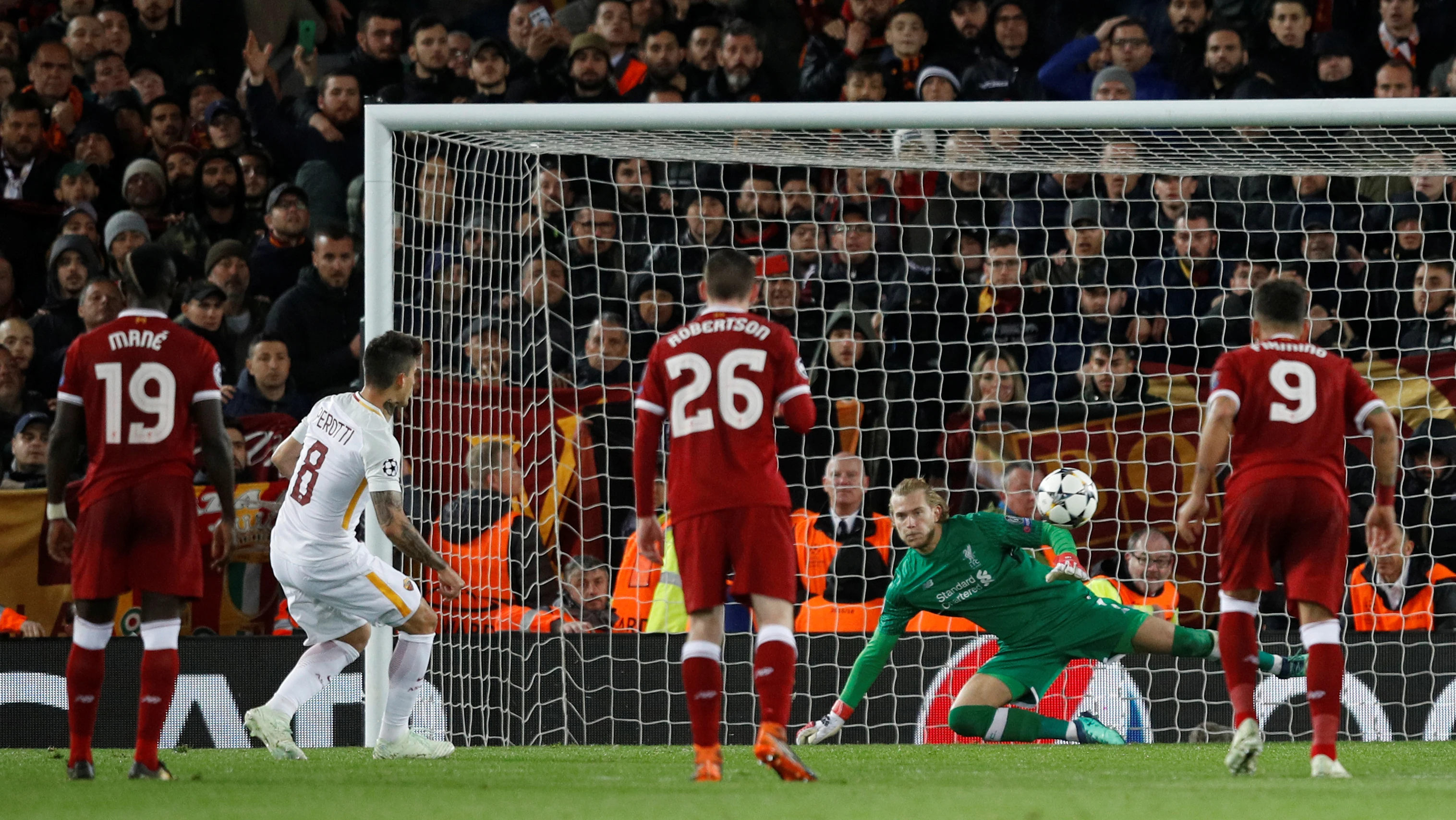 Perotti transforma el penalti del 5-2 ante Karius