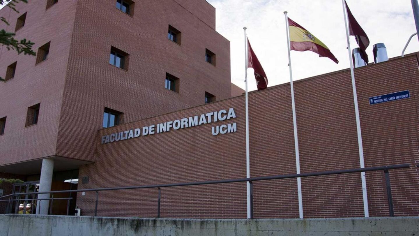 Entrada a la Facultad de Inform&aacute;tica de la Universidad Complutense
