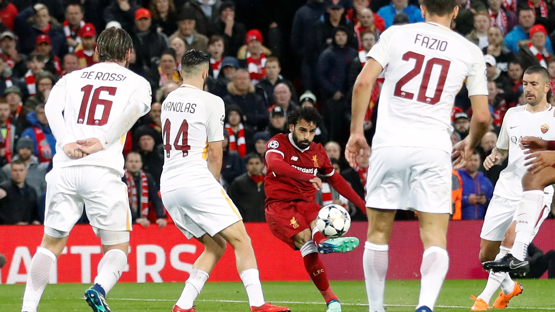 El disparo de Mohamed Salah ante la Roma en Anfield