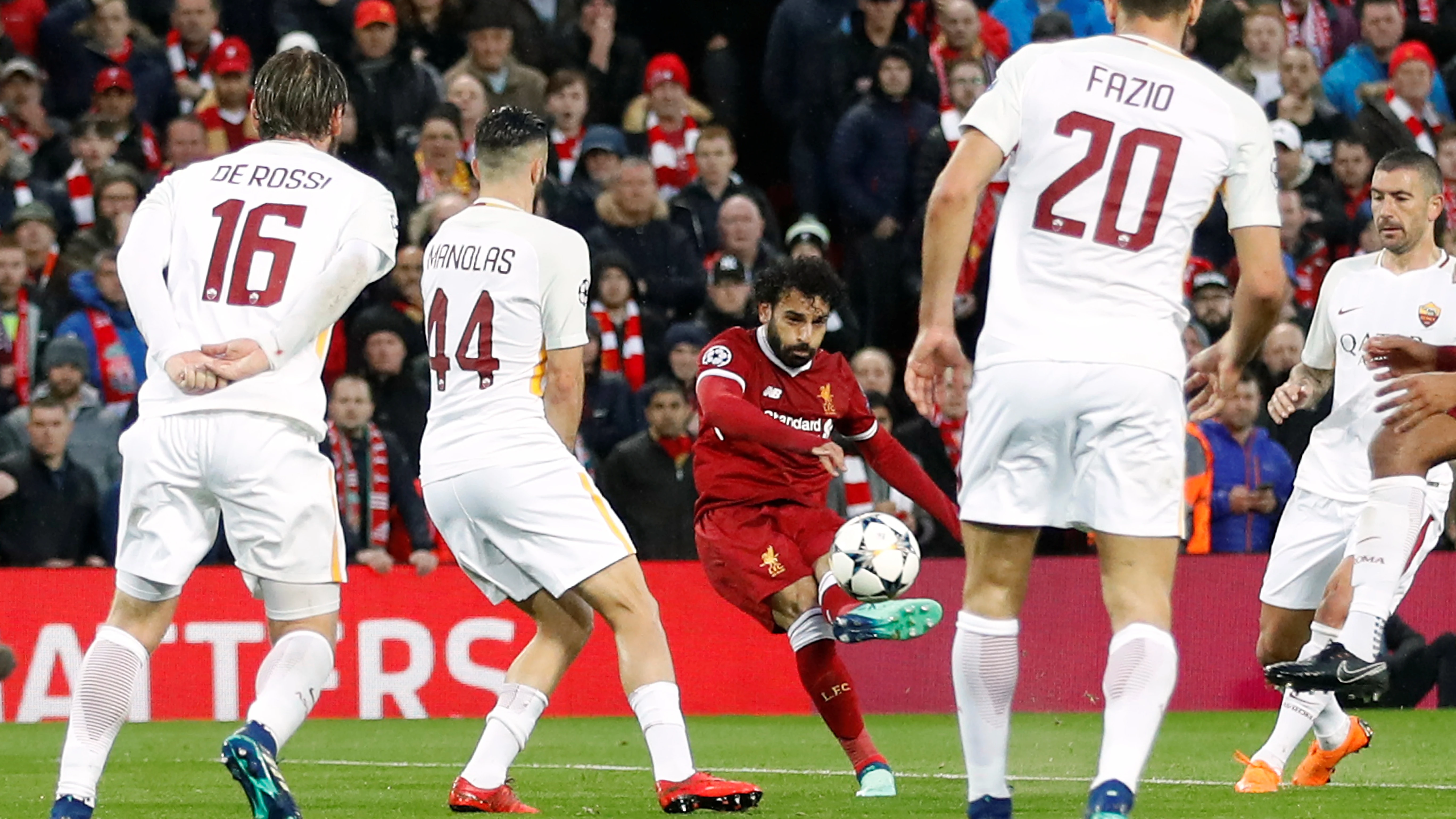 El disparo de Mohamed Salah ante la Roma en Anfield