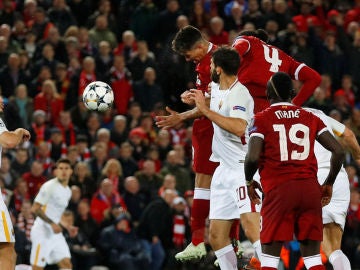 Firmino remata de cabeza el que sería el 5-0 del Liverpool Firmino remata de cabeza el que sería el 5-0 del Liverpool