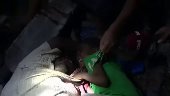 Un niño yemení se aferra al cuerpo sin vida de su padre Un niño yemení se aferra al cuerpo sin vida de su padre