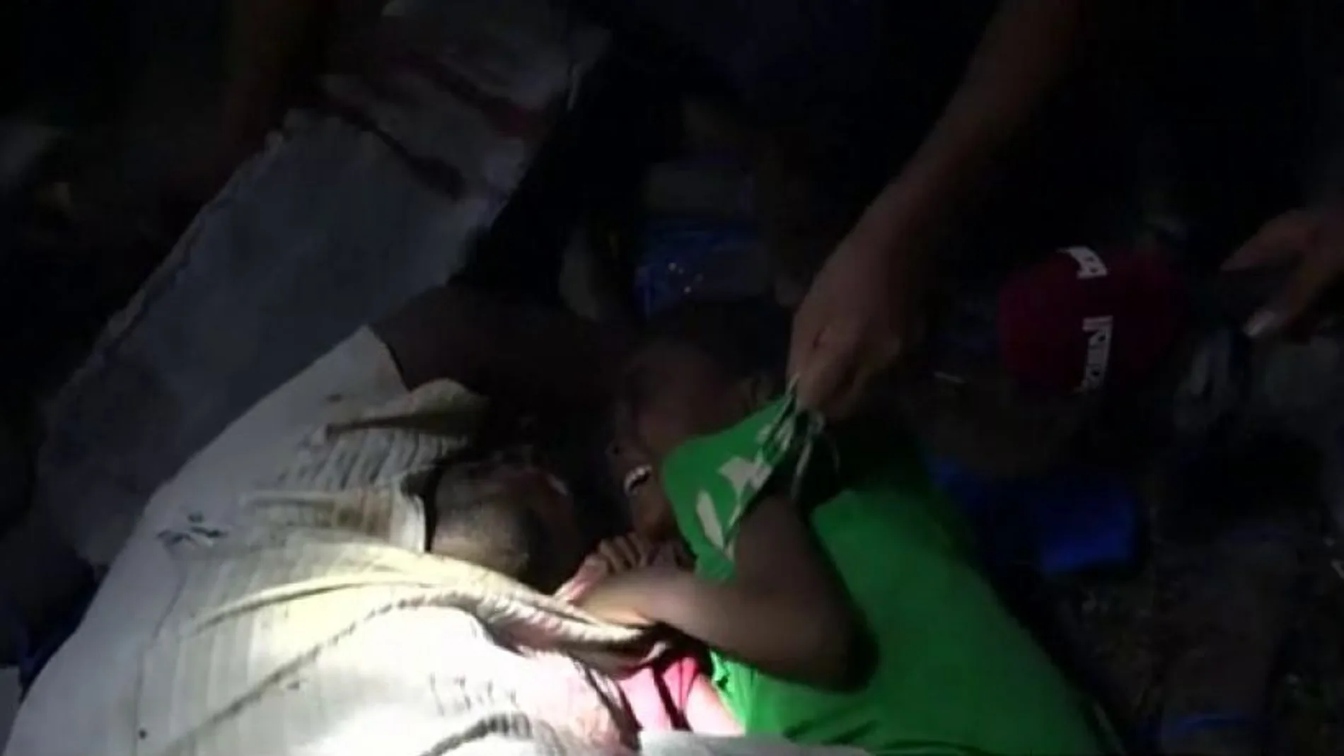 Un niño yemení se aferra al cuerpo sin vida de su padre