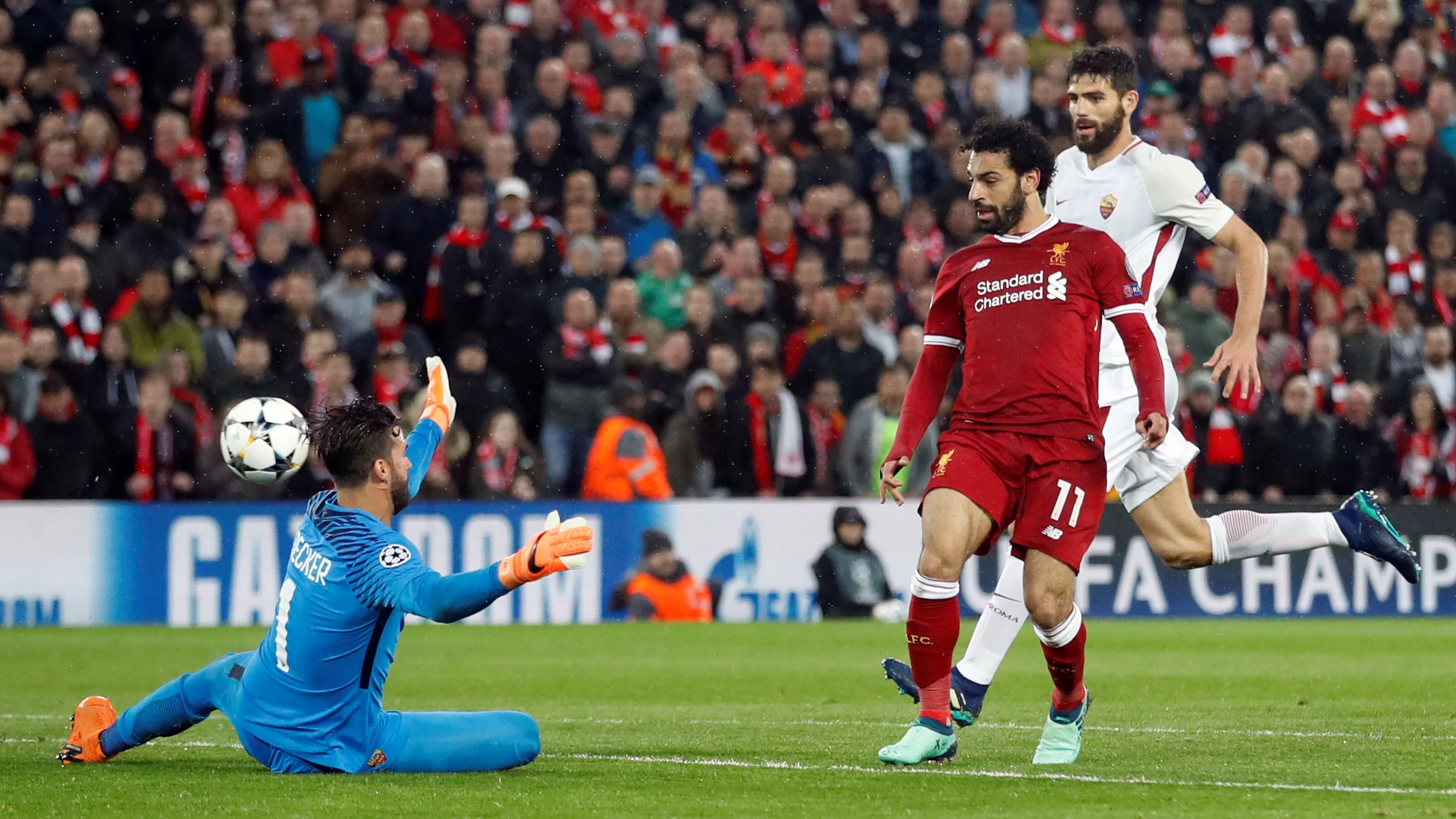 Salah pica el balón para marcar con el Liverpool