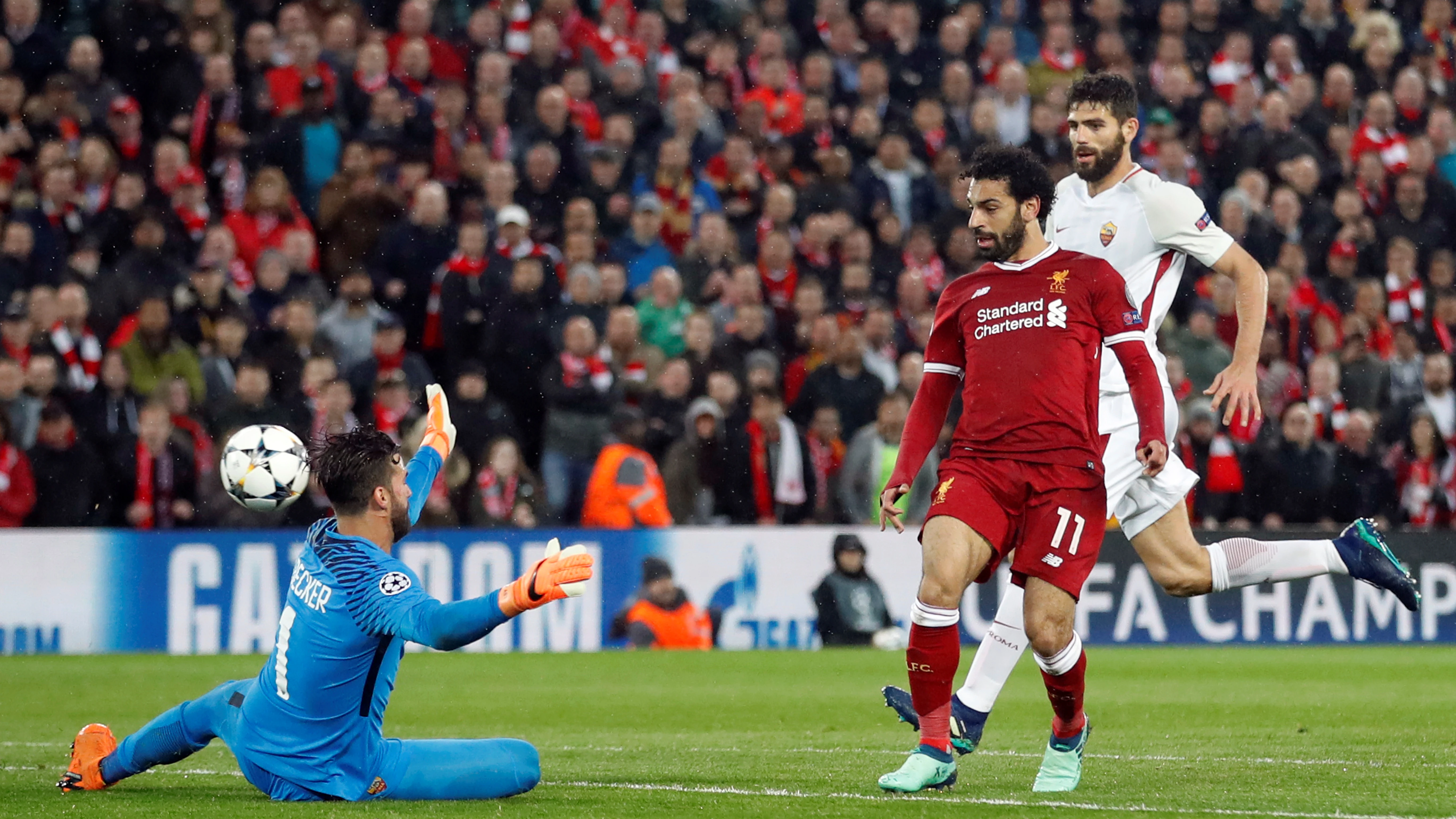 Salah pica el balón para marcar con el Liverpool