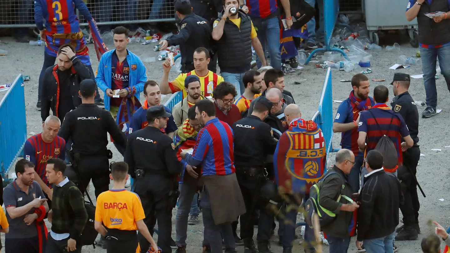 Agentes de la Policía Nacional junto a seguidores del Barcelona en los exteriores del Wanda Metropolitano Agentes de la Policía Nacional junto a seguidores del Barcelona en los exteriores del Wanda Metropolitano