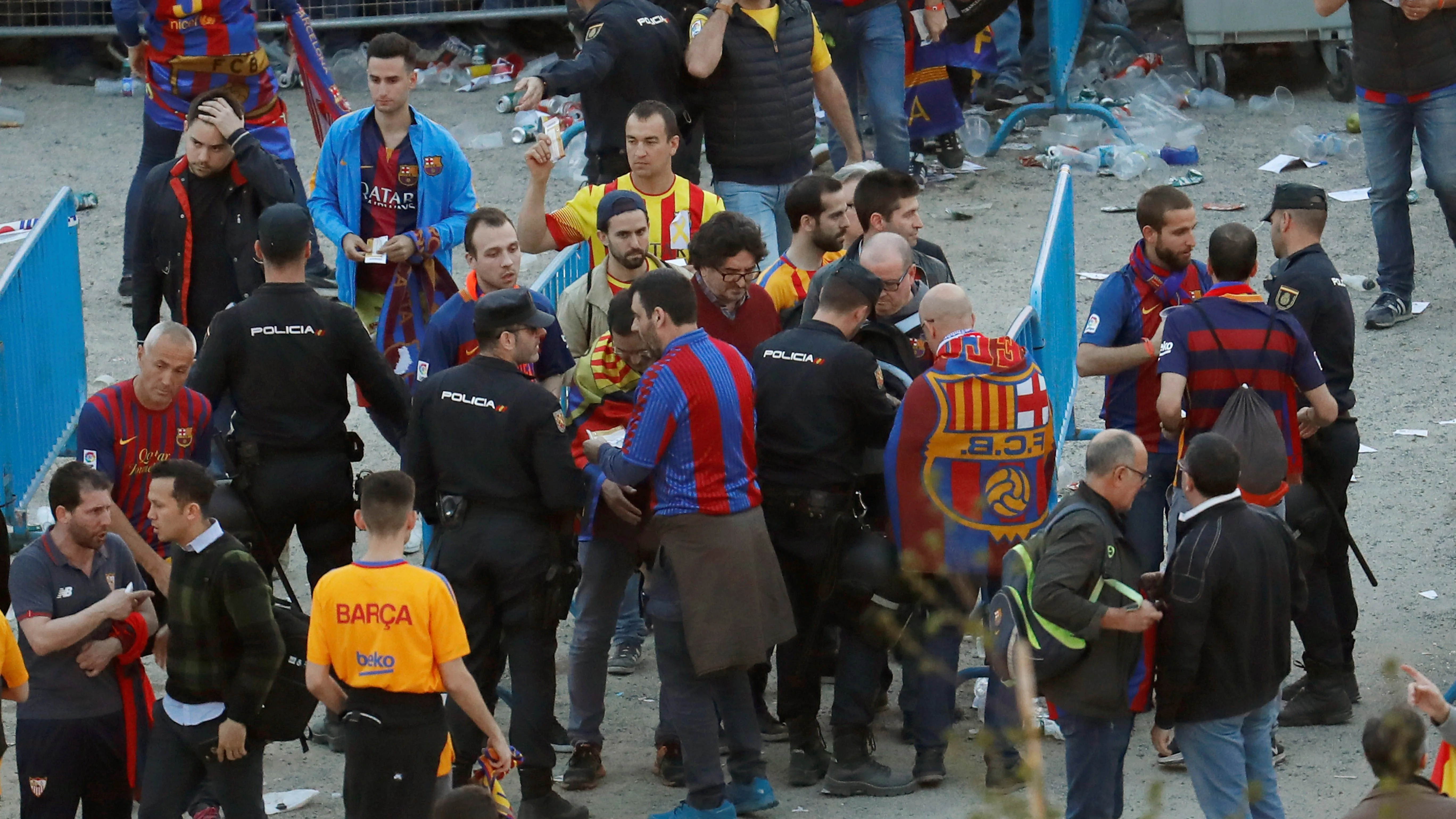 Agentes de la Policía Nacional junto a seguidores del Barcelona en los exteriores del Wanda Metropolitano Agentes de la Policía Nacional junto a seguidores del Barcelona en los exteriores del Wanda Metropolitano