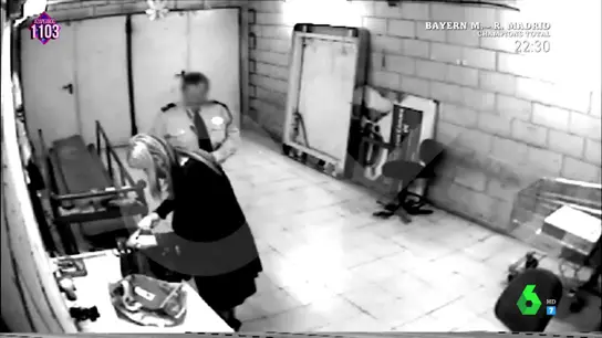 Así podría haber sido la surrealista conversación de Cristina Cifuentes con el vigilante de seguridad Así podría haber sido la surrealista conversación de Cristina Cifuentes con el vigilante de seguridad
