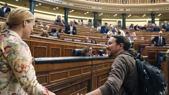 El l&iacute;der de Podemos, Pablo Iglesias, saluda a la diputada del PSOE, Zaida Cantera