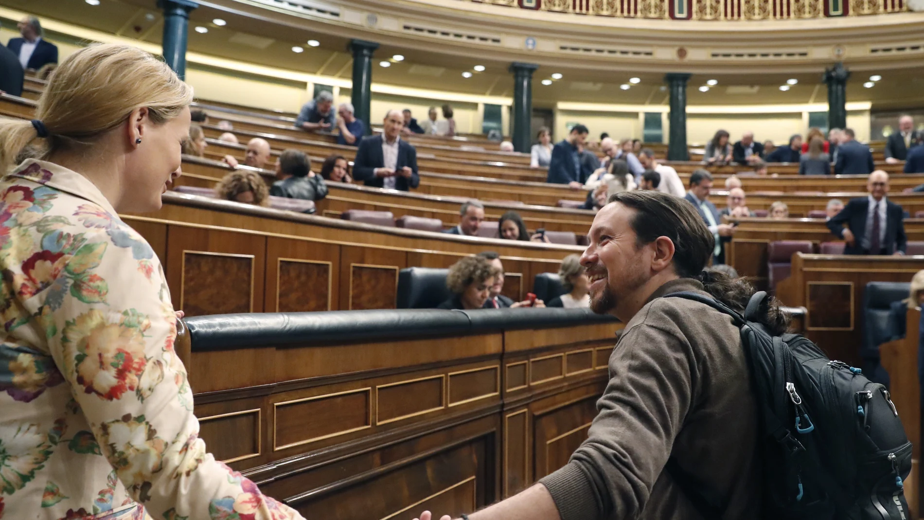 El líder de Podemos, Pablo Iglesias, saluda a la diputada del PSOE, Zaida Cantera