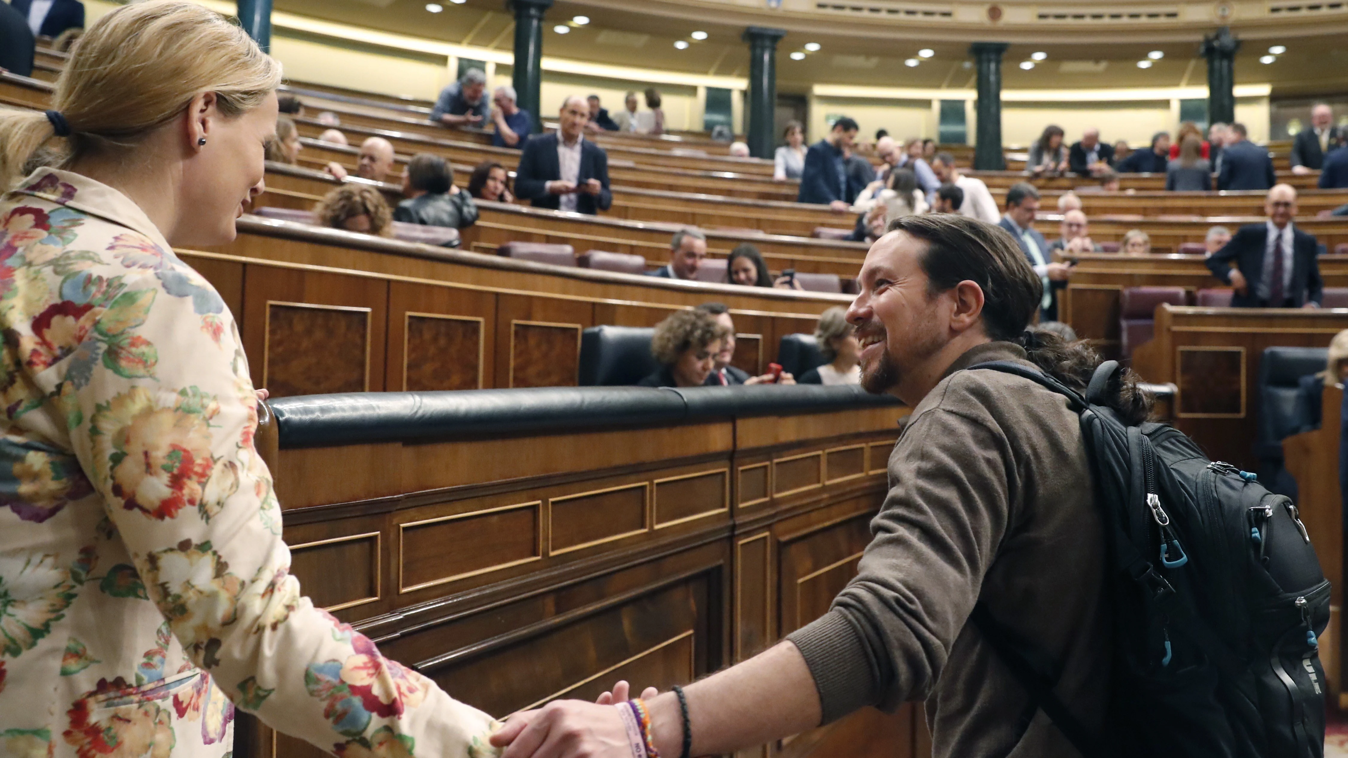 El líder de Podemos, Pablo Iglesias, saluda a la diputada del PSOE, Zaida Cantera