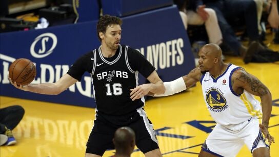 Pau Gasol, en acci&oacute;n ante los Warriors