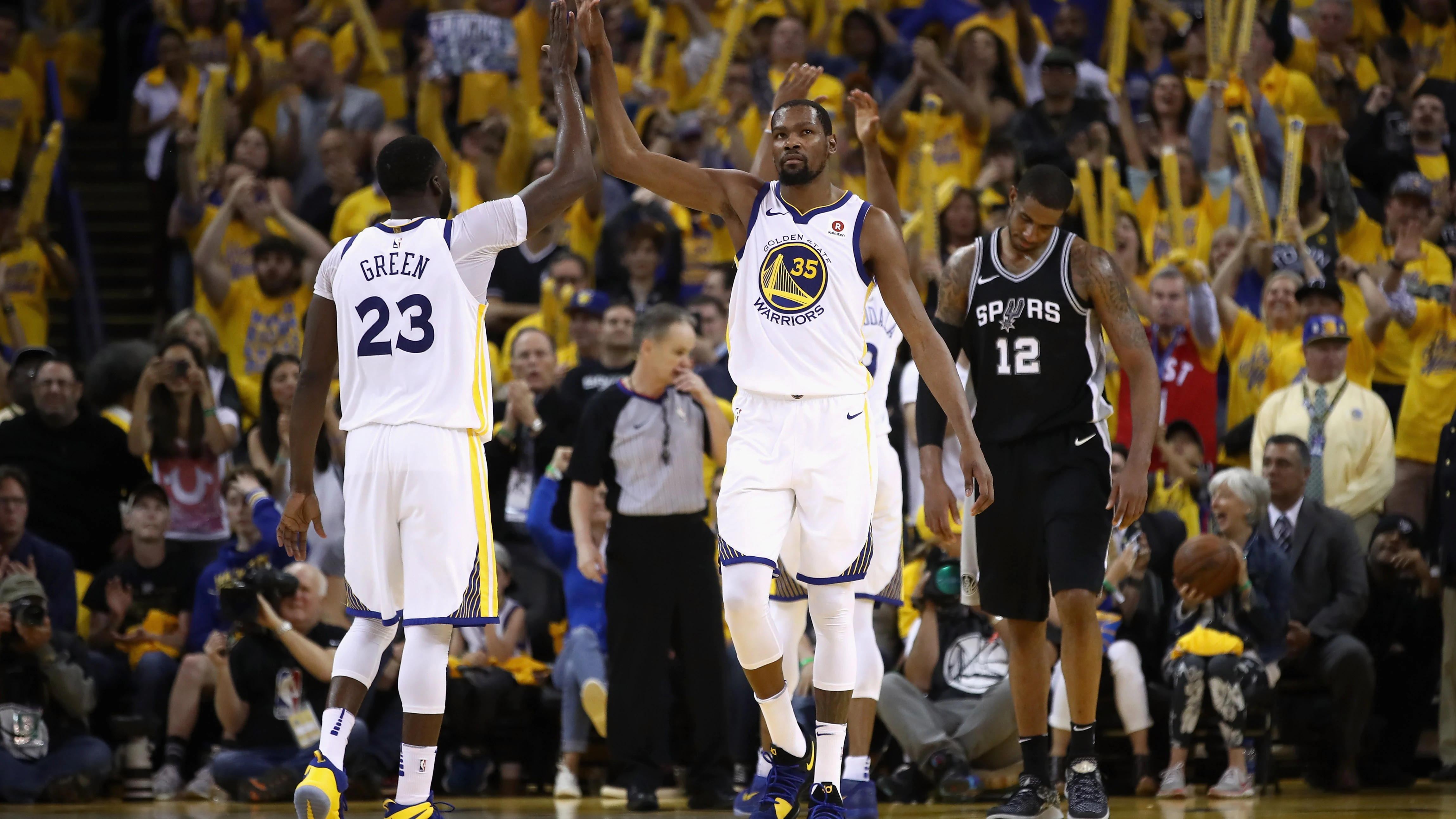 Kevin Durant y Green celebran un canasta ante los Spurs