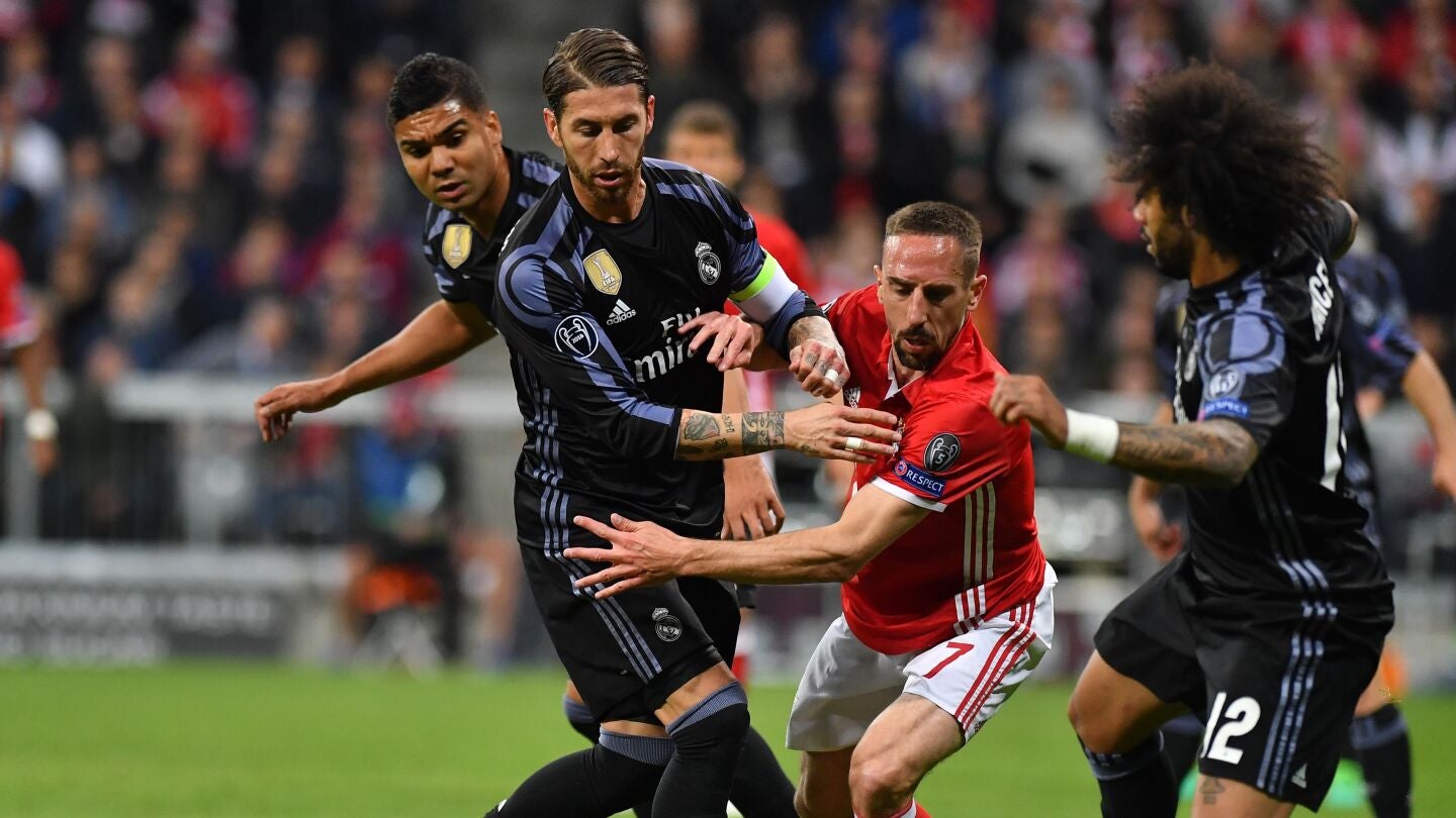 Sergio Ramos disputa un bal&oacute;n con Rib&eacute;ry en el Allianz Arena