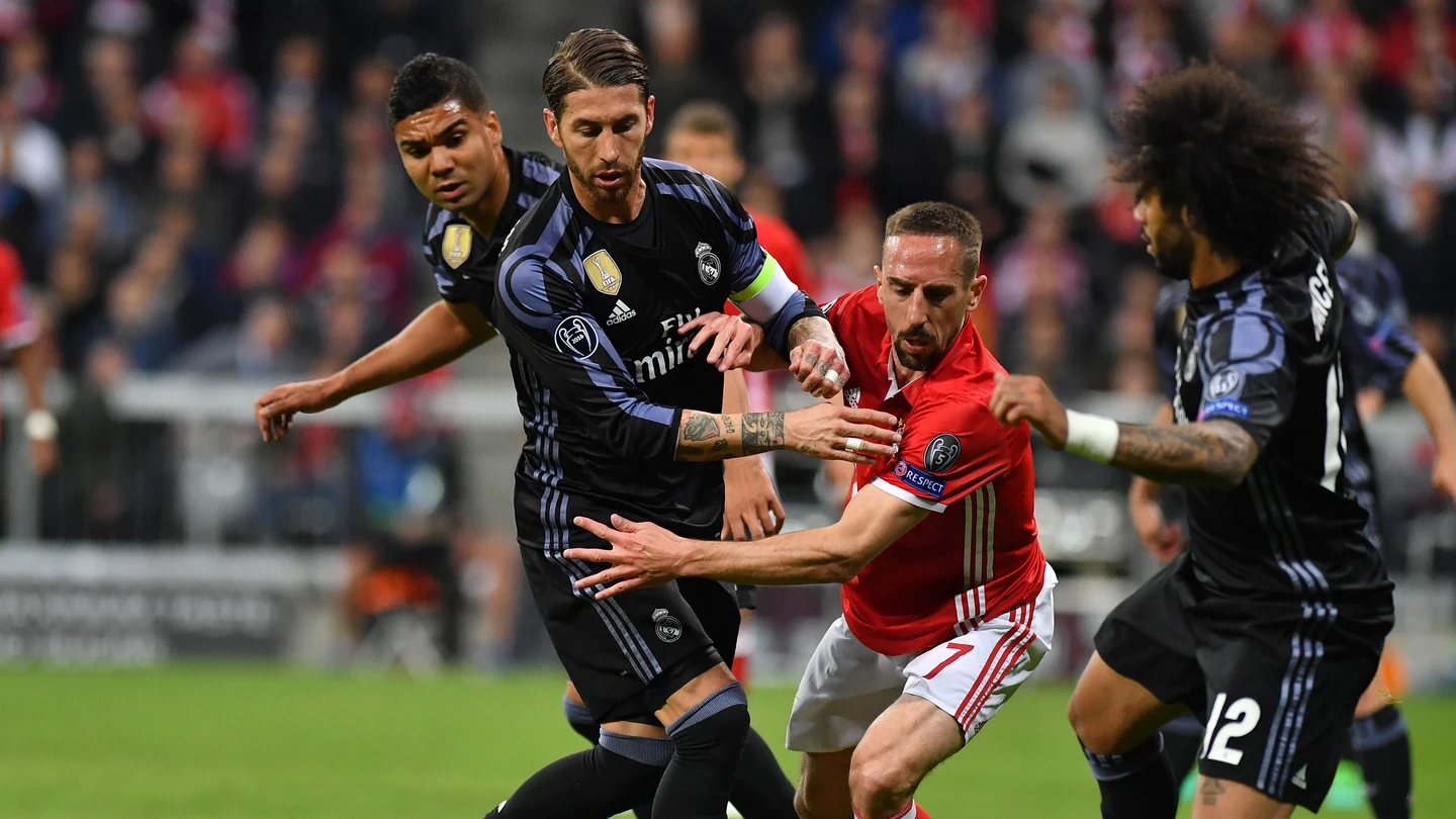 Sergio Ramos disputa un balón con Ribéry en el Allianz Arena Sergio Ramos disputa un balón con Ribéry en el Allianz Arena