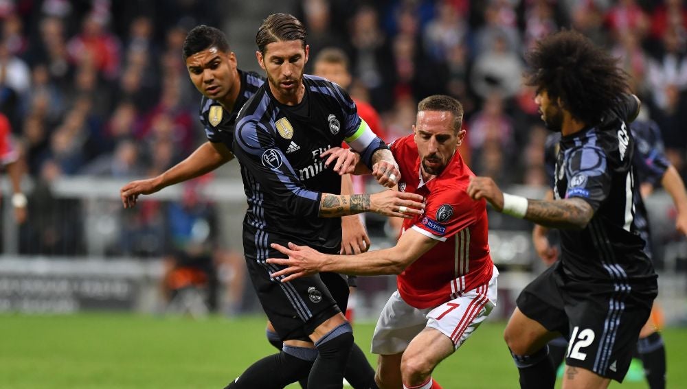 Sergio Ramos disputa un balón con Ribéry en el Allianz Arena