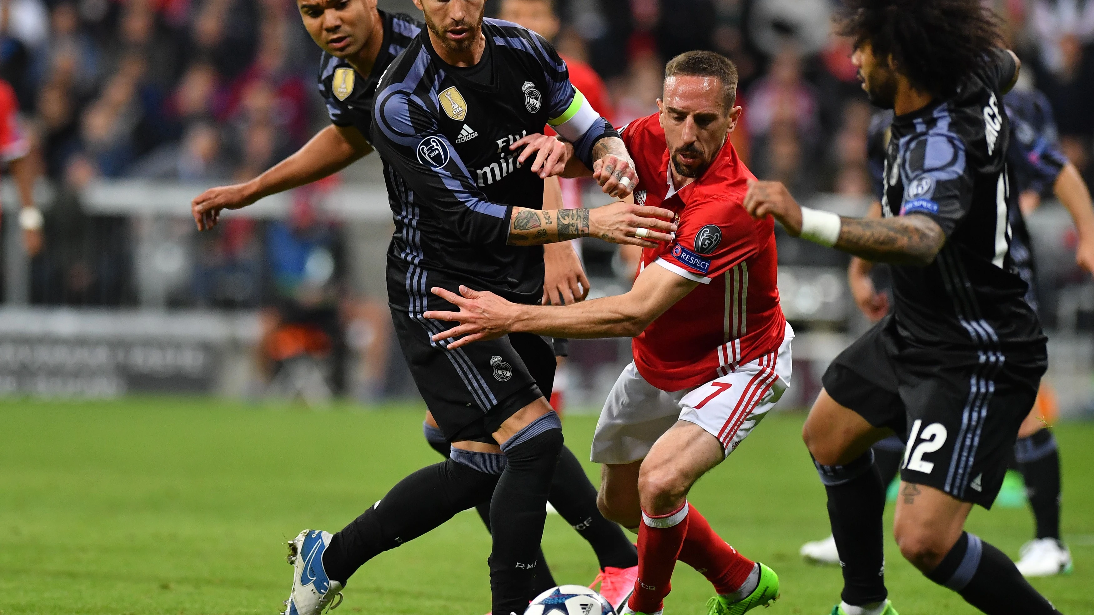 Sergio Ramos disputa un balón con Ribéry en el Allianz Arena Sergio Ramos disputa un balón con Ribéry en el Allianz Arena