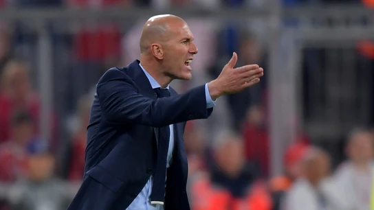 Zidane protesta una acción desde la banda Zidane protesta una acción desde la banda
