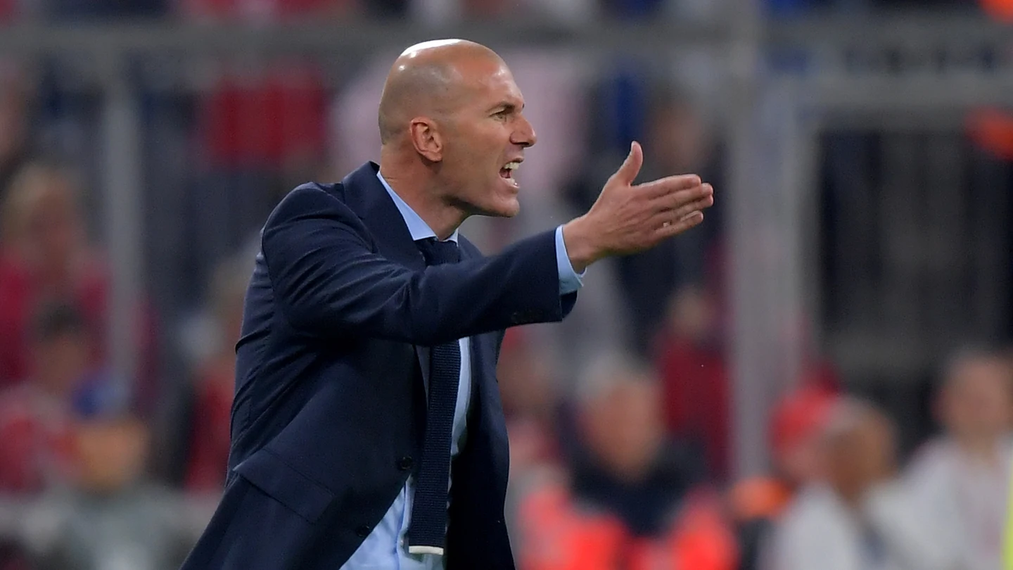 Zidane protesta una acción desde la banda Zidane protesta una acción desde la banda