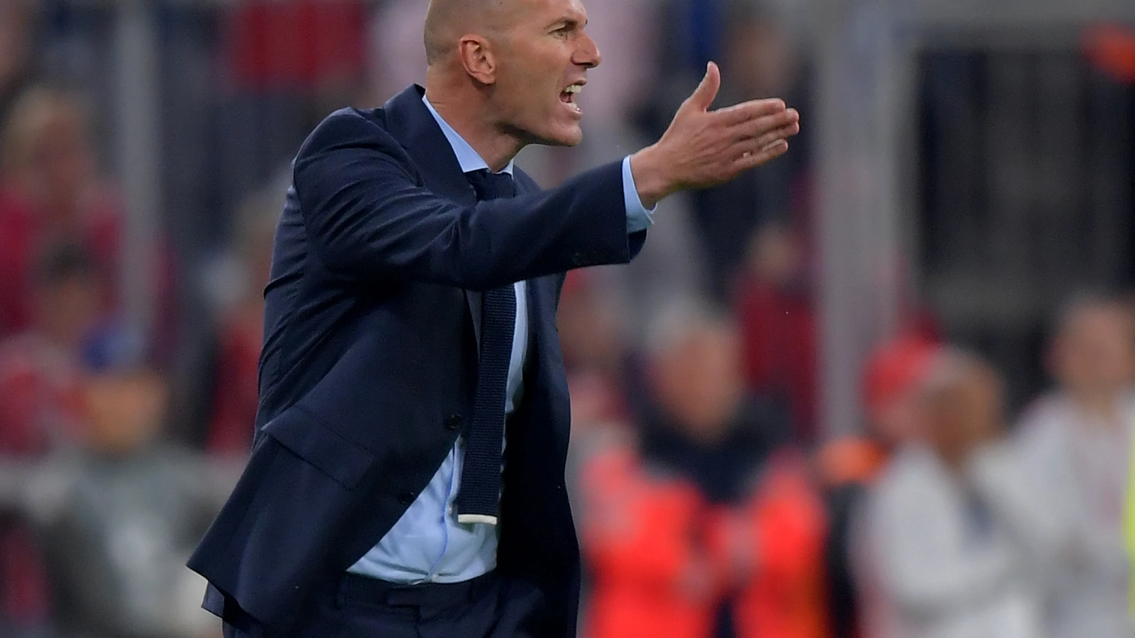 Zidane protesta una acción desde la banda