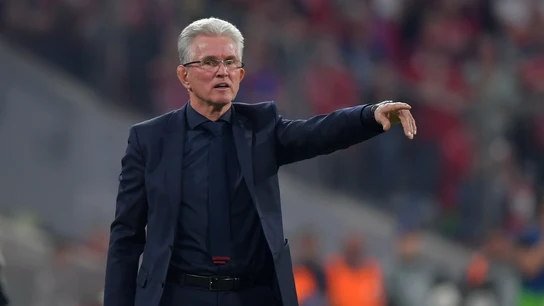 Heynckes da instrucciones a los jugadores del Bayern Heynckes da instrucciones a los jugadores del Bayern