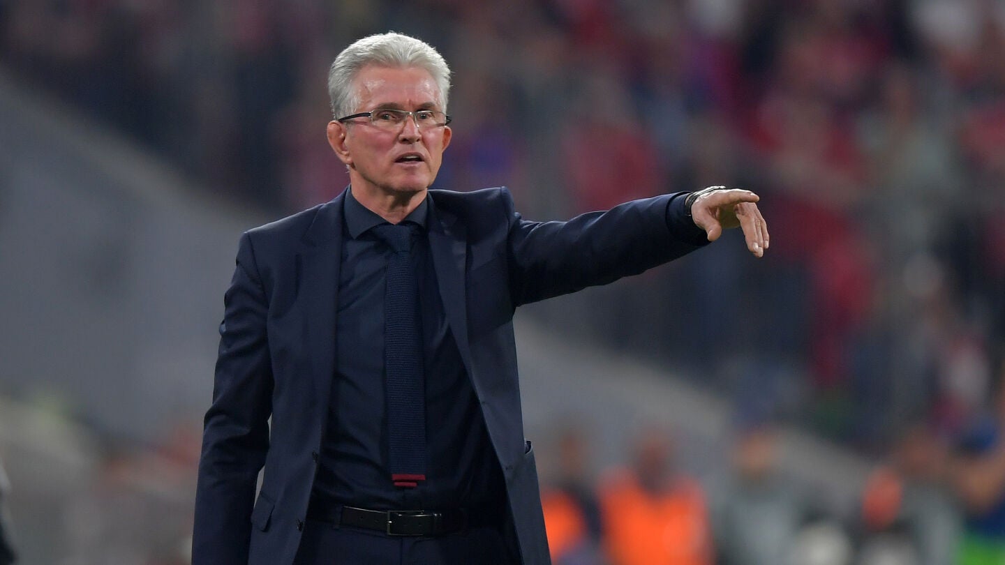Heynckes da instrucciones a los jugadores del Bayern