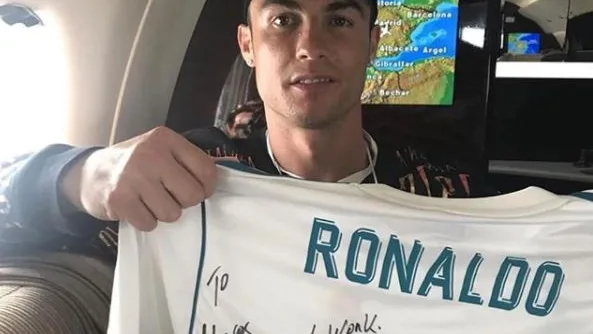 Cristiano Ronaldo, con su camiseta firmada