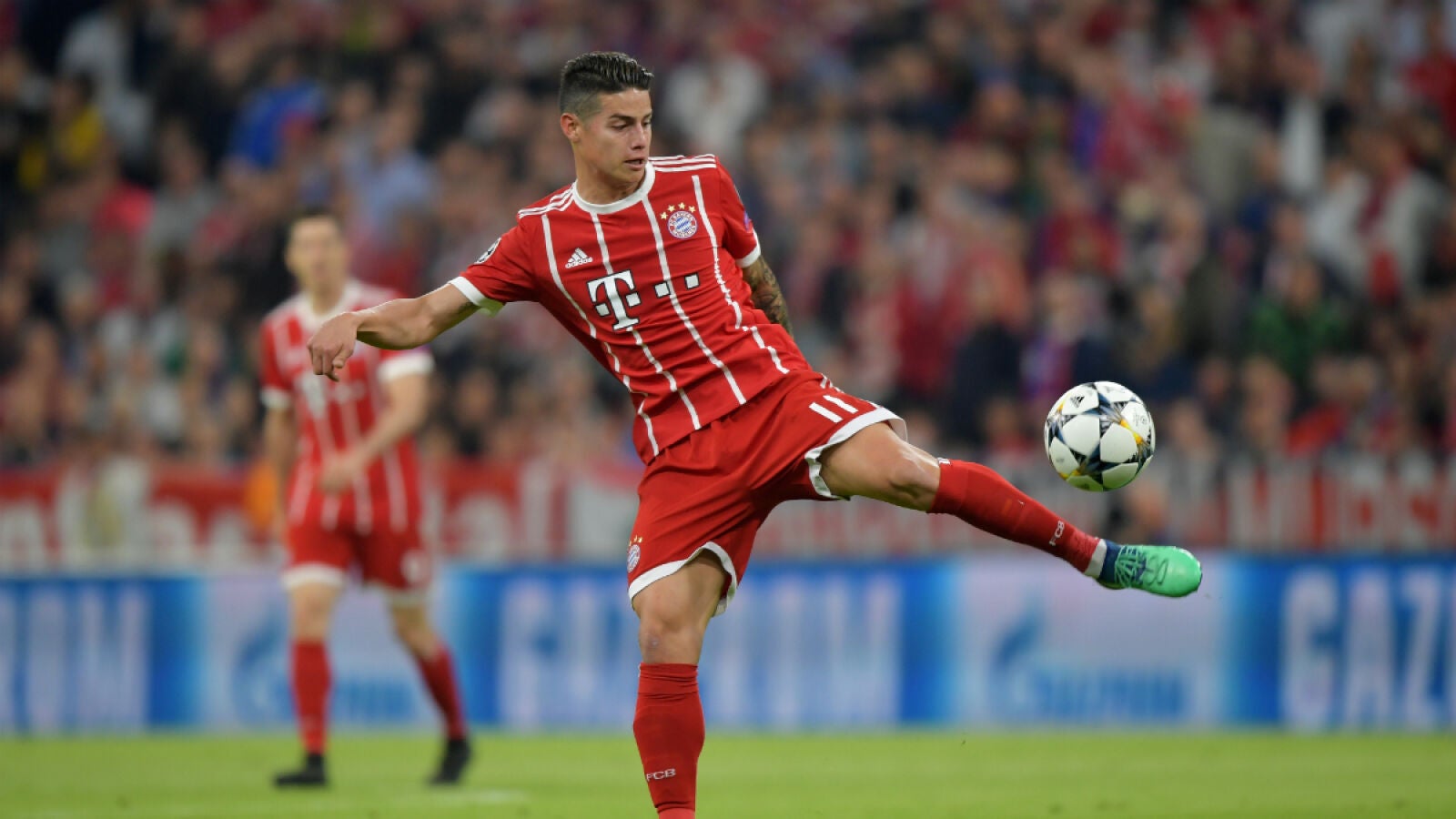 James golpea un bal&oacute;n