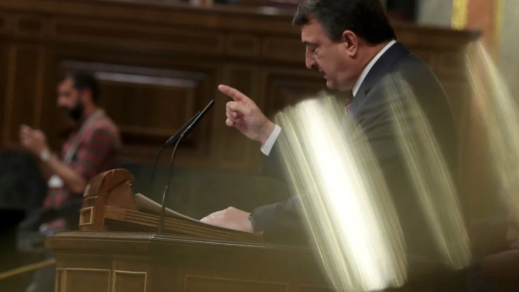 El portavoz del PNV Aitor Esteban, durante su intervención en el pleno del Congreso