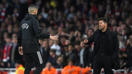 Simeone protesta la acción al árbitro Simeone protesta la acción al árbitro