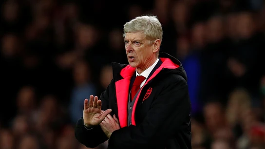 Arsene Wenger da instrucciones a sus jugadores desde la banda Arsene Wenger da instrucciones a sus jugadores desde la banda