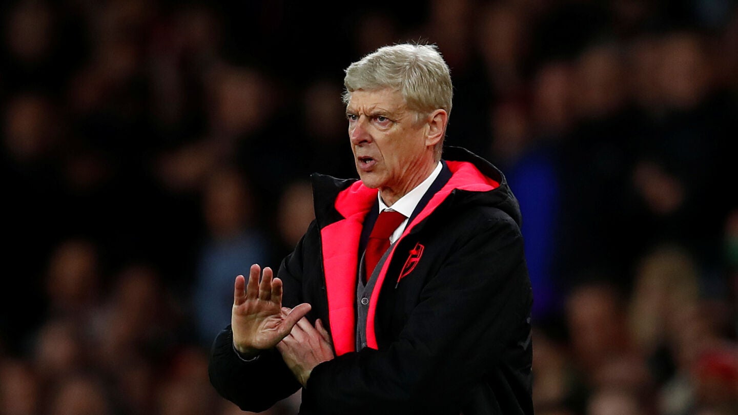 Arsene Wenger da instrucciones a sus jugadores desde la banda