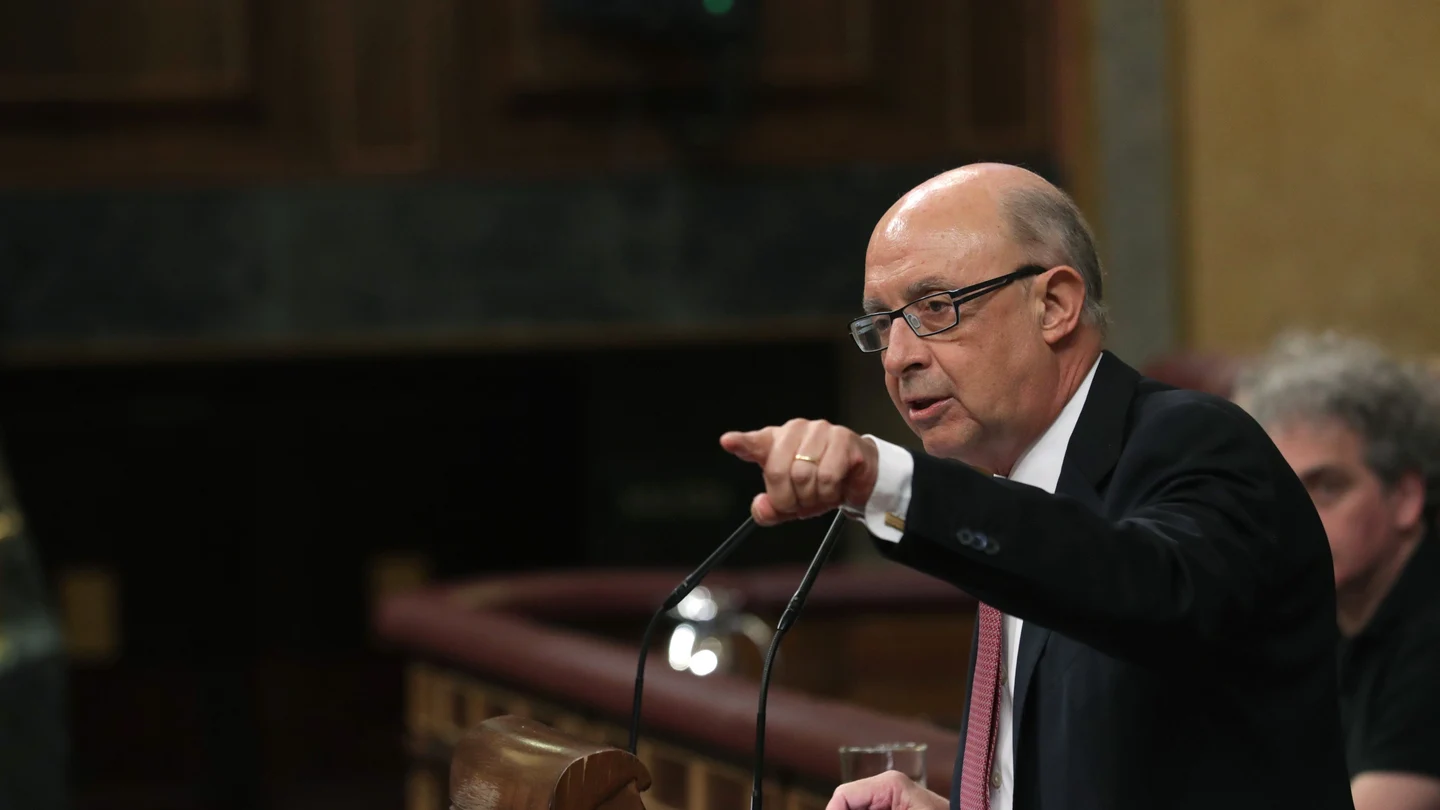 El ministro de Hacienda Cristóbal Montoro, durante su intervención en el pleno del Congreso de los Diputados El ministro de Hacienda Cristóbal Montoro, durante su intervención en el pleno del Congreso de los Diputados