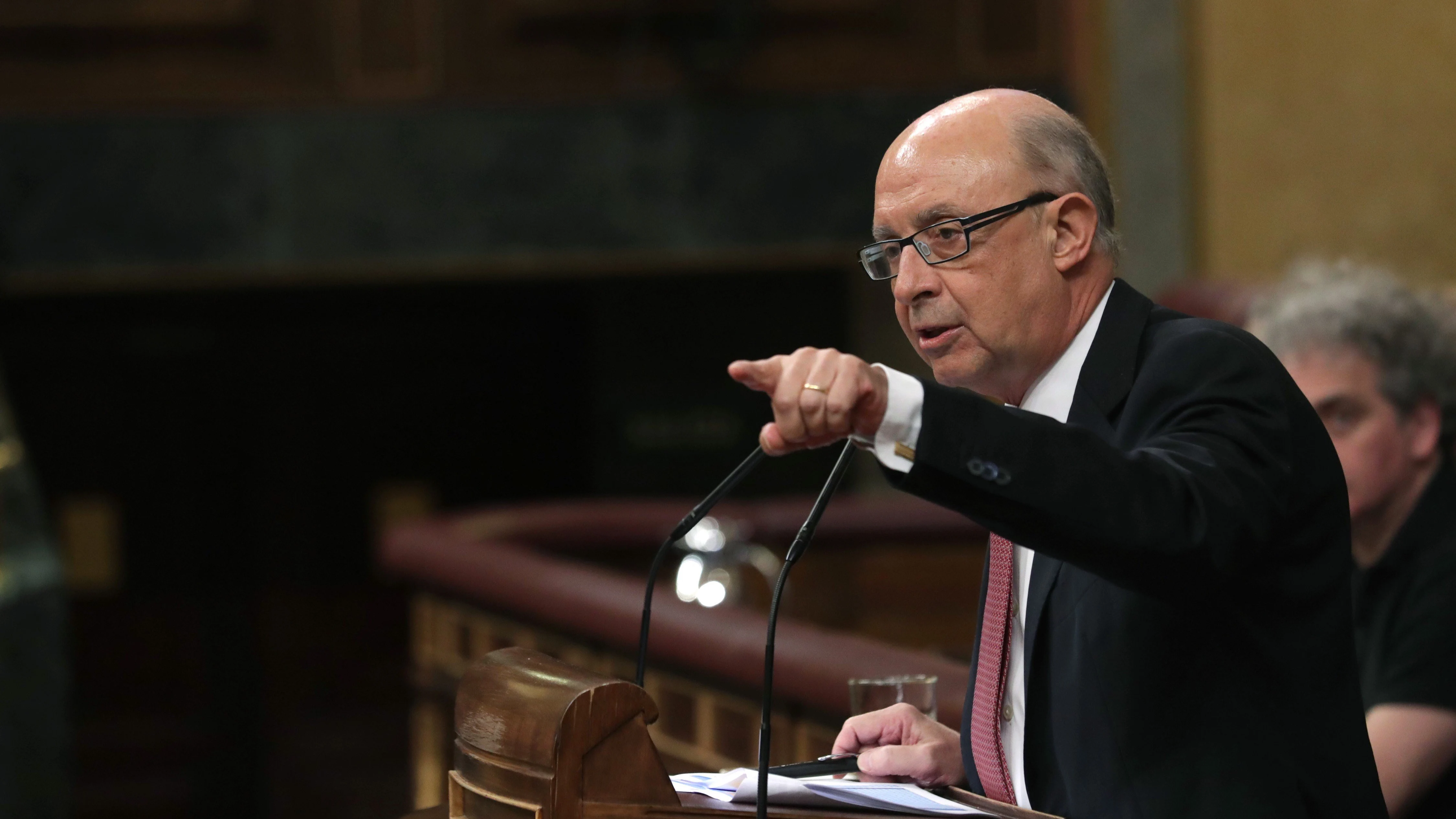 El ministro de Hacienda Cristóbal Montoro, durante su intervención en el pleno del Congreso de los Diputados