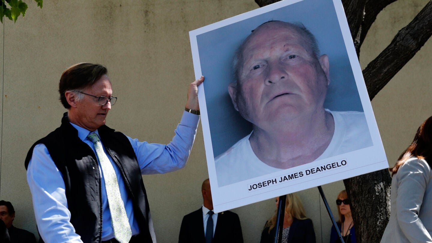 Un agente de polic&iacute;a con la foto de Joseph James DeAngelo