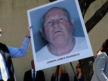 Un agente de policía con la foto de Joseph James DeAngelo Un agente de policía con la foto de Joseph James DeAngelo