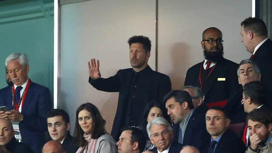 Simeone, en la grada del Emirates tras ser expulsado Simeone, en la grada del Emirates tras ser expulsado