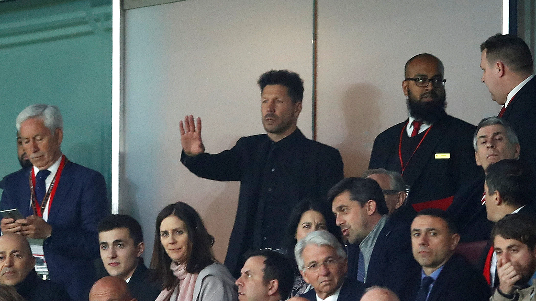 Simeone, en la grada del Emirates tras ser expulsado