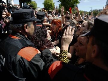 Imagen de las afueras de la Audiencia de Navarra tras conocerse la sentencia de La Manada Imagen de las afueras de la Audiencia de Navarra tras conocerse la sentencia de La Manada