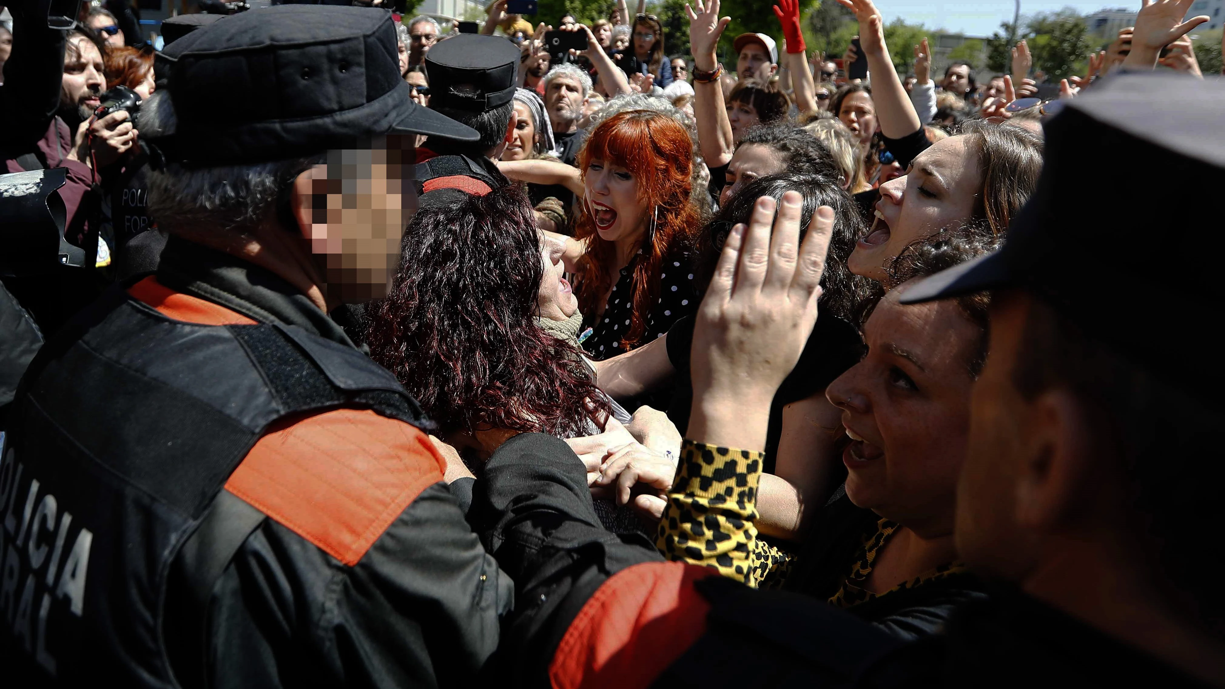 Imagen de las afueras de la Audiencia de Navarra tras conocerse la sentencia de La Manada