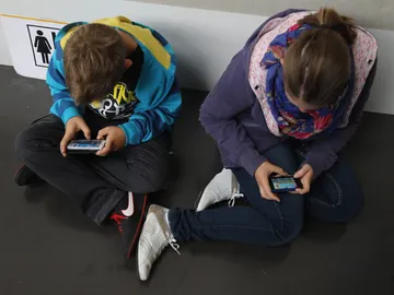 Menores utilizando el móvil Menores utilizando el móvil